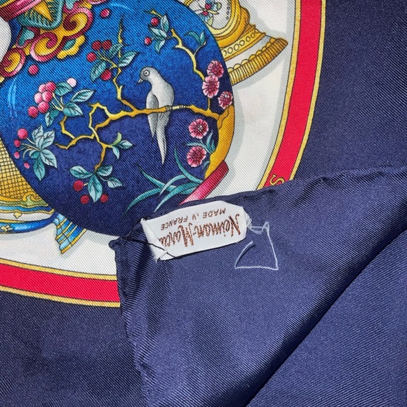 100% silk HERMÈS Qu' Importe Le Flacon Silk Scarf vintage perfume jewelry design - Picture 9 of 9